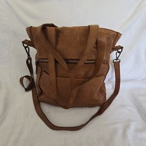 Leather Genucci brown bag tote large.   Does not come with crossboddy strap
